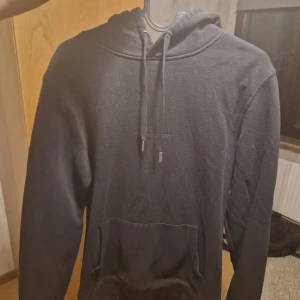 Poetic Collective hoodie strlk S - Fin hoodie köptes från junkyard för cirka 1år sedan. Säljs pea den inte passar