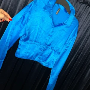 Silkes marinblå blus/topp - Helt oanvänd, Stl Xs, knappar och korsett liknade vid midjan. Super snygg och stilig. 