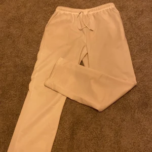 Vita kostymbyxor - Vita relaxed kostymbyxor. Dom har små fläckar på ändan av byxan. Men inte jättesynliga. Dom passar perfekt om man är mellan 170 -178 cm lång. Nypris 500 säljer för 200kr.