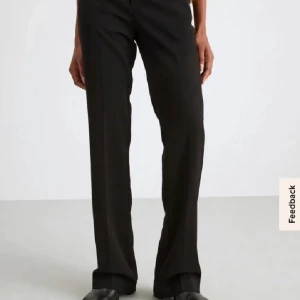 Kostymbyxor  - Säljer dessa kostymbyxor i modellen Fiona, nyskick, köpt från Lindex för 500kr, kom priv för fler bilder 🫶 frakt 63kr 