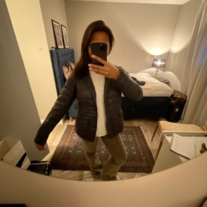 Dunjacka  - Den Perfekta mörkgråa färgen på en dunjacka ifrån Cecil. Jackan är i fint skick!  Pris kan diskuteras vid snabb affär ❣️