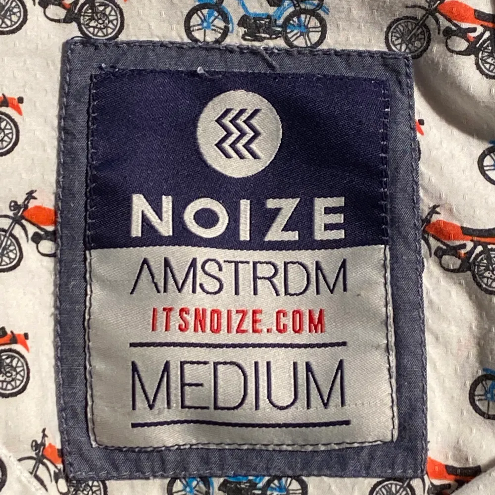 Relaxed fit white shirt with motorcycle motif. Good condition. Bought in Amsterdam.. Skjortor.