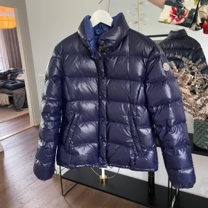 Moncler jacka - Moncler jacka köpt i Oslo för några år sedan! Finns tyvärr inget kvitto på den men kan garantera att den är äkta, finns även siffror i jackan som man via monclers hemsida kan se att den är äkta🤍 Storleken är 4 men passar S-M, TRYCK INTE PÅ KÖP NU!