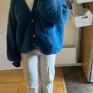 Stickad kofta från Zara Strl. S - Mysig kofta från Zara. Funkar även för strl.M. Använder inte längre. Köparen står för frakten!!