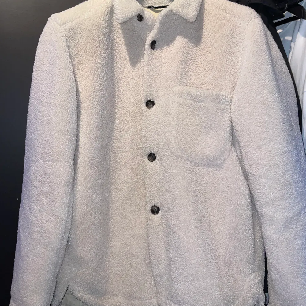 Fin vit/beige Teddy jacka som köptes på Zara tidigare iår. Storlek Medium. Är så gott som ny. Fraktas endast, köparen står för frakten.. Jackor.