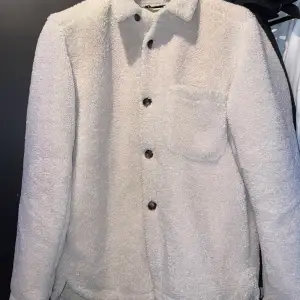 Fin vit/beige Teddy jacka som köptes på Zara tidigare iår. Storlek Medium. Är så gott som ny. Fraktas endast, köparen står för frakten.