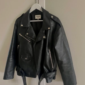 Svart skinnjacka strl 40 - Säljer denna super coola skinnjackan i strl 40. Köptes från NA-KD säljer nu för 199kr + frakt.