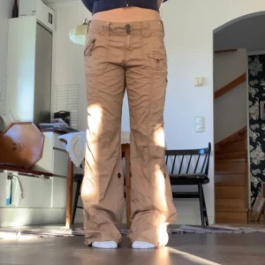 Esprit cargopants/cargobyxor  - FINNS KVAR köp för 200 kr Skitsnygga cargobyxor från Edc by esprit önskar jag kunde ha kvar men tyvärr för stora🥲beiga, bootcut å lågmidjade me detaljer jag är 160 å de är för långa på mig