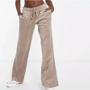 Lågmidjade Mjukisar - Fina velourmjukisar ifrån weekday, lågmidjade. Tyvärr för små på mig 😔