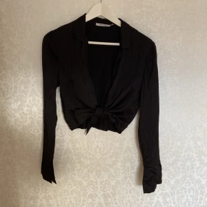 Knyt blus i ”siden”’material stl 38 - Knyt blus i ”siden” material  Stl 38  Finns hund i hemmet