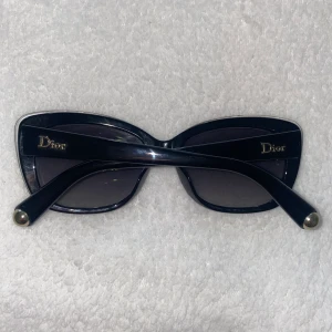 Dior Solglasögon med styrka - Dior Promesse 3. Ett par solglasögon med styrka (på tredje bilden). Uttöjda bågar, inte sönder men tecken på användning. Man kan fixa bågarna. Guld detaljer, cat-eye. Fodral ingår. 