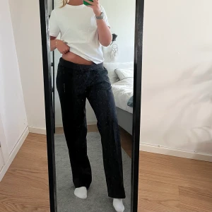 Svarta kostymbyxor  - Svarta kostymbyxor från Elson. Storlek är oklart med passar allt från M-Xl beroende på hur man vill att plagget ska sitta. Nyskick. 