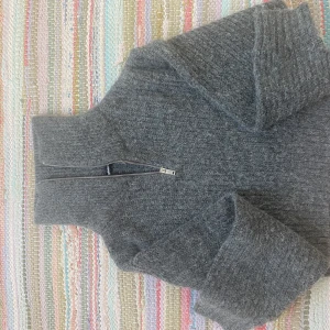 Stickad tröja med krage - Extremt poppis grå stickad tröja från Gina. Använd 1 gång! Slutsåld online. Nypris = 350kr. 