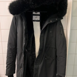 Sixth june - Köpte jackan för 2 år sedan, är som ny. Fodrad inuti se bild.