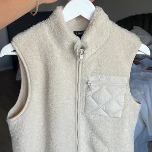 Teddy väst storlek S  - Väst i storlek S använd en gång är inprincip som ny! Inga fläckar eller skador.   Jag är 175cm.   Ord pris 499, säljer för 200