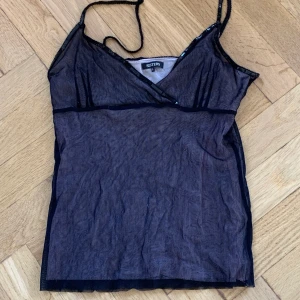 Topp - Super snyggt linne i bra skick med glitter detaljer, linnet kan både bli rosa eller svart, linnet passar mig så skulle säga att den är i storlek M även fast det står L, hör av er vid intresse eller för mer bilder<3