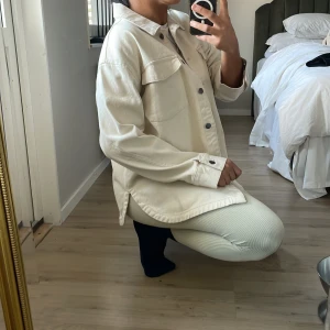 Skjortjacka storlek M  - Jätte fin skjortjacka i storlek M, använd max 3 gånger.  Storleken skulle absolut kunna passa på någon i storlek L.   Ord pris 599 säljer för 250. Jag är 175 cm. 