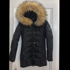 Rock and blue jacka (lång)  - Säljer nu en helt ny rock and blue. Har andvänt den en gång och kändes inte riktigt som min stil. Nypris är 3500 kronor, perfekt skick och supervarm. Det är den långa modellen.  Kan gå ner i pris vid snabb affär!!!