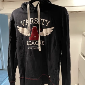 Varsity hoodie - Marinblå hoodie i tjockt material 