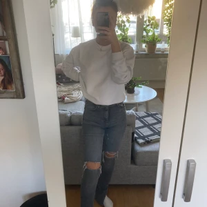 Zara jeans storlek 38 - Säljer mina jättefina jeans från Zara, köpte i sommras men aldrig anvönda. Jag köpte ett par nya i en storlek mindre som jag endast använder. Storlek 38 och ganska stretchiga. Jättefin slits där nere. Vid snabb affär 200kr, annars 350+frakt 