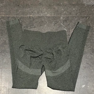 Mörkgröna tights shein strl s 💚 - Superfina mörkgröna tights från shein! Nästintill oanvända då jag har dessa i nästan alla färger! Storlek s, sitter som en vanlig s! 