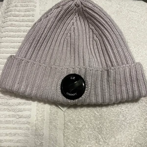 CP company mössa - En CP company mössa. 10/10 skick. använd typ två till tre gånger. Men var för liten för mitt huvud. 