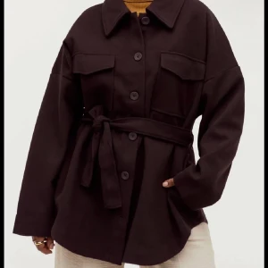 Ginatricot  - Kappa från ginatricot i storlek S färgen brun, as snygg till hösten🥰 Säljer för 200kr