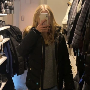 Vinterjacka - Säljer min superfina vinterjacka från KappAhl! Köpt för några år sedan och kommer inte längre till användning. Tveka inte att kontakta mig för frågor eller fler bilder💕