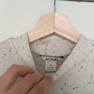 Monki Turleneck ✨✨ - Turtleneck / mockneck / långärmad tröja från Monki. Cremevit, med spräckligt mönster i svart. Storlek xs, men liten i storleken, passar en xxs.   Perfekt till höst och vinter. Pris kan diskuteras vid snabb affär. 