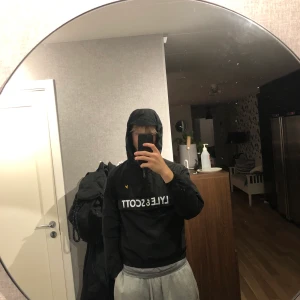 Lyle & Scott  - Riktigt snygg jacka som tyvärr är för liten.