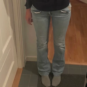 Lågmidjade jeans! - Säljer mina jätte fina lågmidjade jeans som Tyvär inte passar mig längre!! Dem är i storlek 27/28 ungefär. Dem pssar mig väldigt bra i längden och jag är 168💕💕 Anvönda fåtal gånger