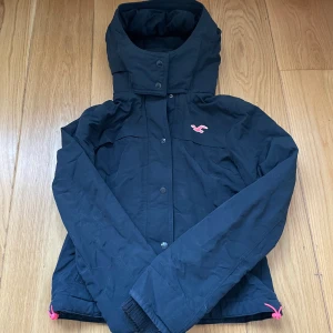 Hollister jacka  - Mörkblå Hollister jacka köpt i USA. Storlek S