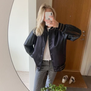 Bomberjacka - Skitsnygg och cool bomberjacka med läderärmar, aldrig använd