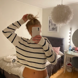 Stickad randig tröja - En jättefin blårandig stickad tröja i fint skick. 150 kr + frakt