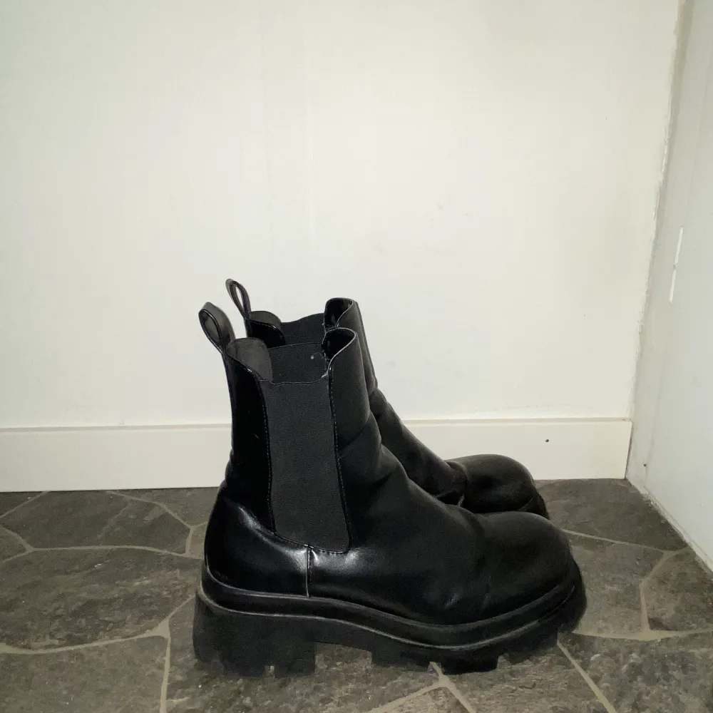 Säljer ett par chunky boots från Zara i strl 39. Skorna är i använt skick (obs finns repa på innersidan av skornas framsida pga stött ihop med varandra, syns på bild 2) Utöver det är skorna i bra skick. Säljs för 150kr. . Skor.