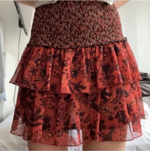 Kjol från zara  - En fin kjol som bara är använd enstaka gånger💕säljer då jag inte fått så mycket användning för den💕