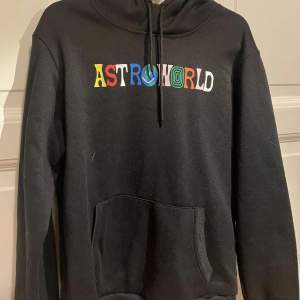 Jätte fin Travis Scott hoodie, säljer på grund av att den , ej kommit till användning mer. (Alla kläder som säljs på kontot tvättas innan de skickas iväg!)