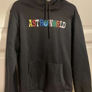 Astro world Travis Scott hoodie - Jätte fin Travis Scott hoodie, säljer på grund av att den , ej kommit till användning mer. (Alla kläder som säljs på kontot tvättas innan de skickas iväg!)