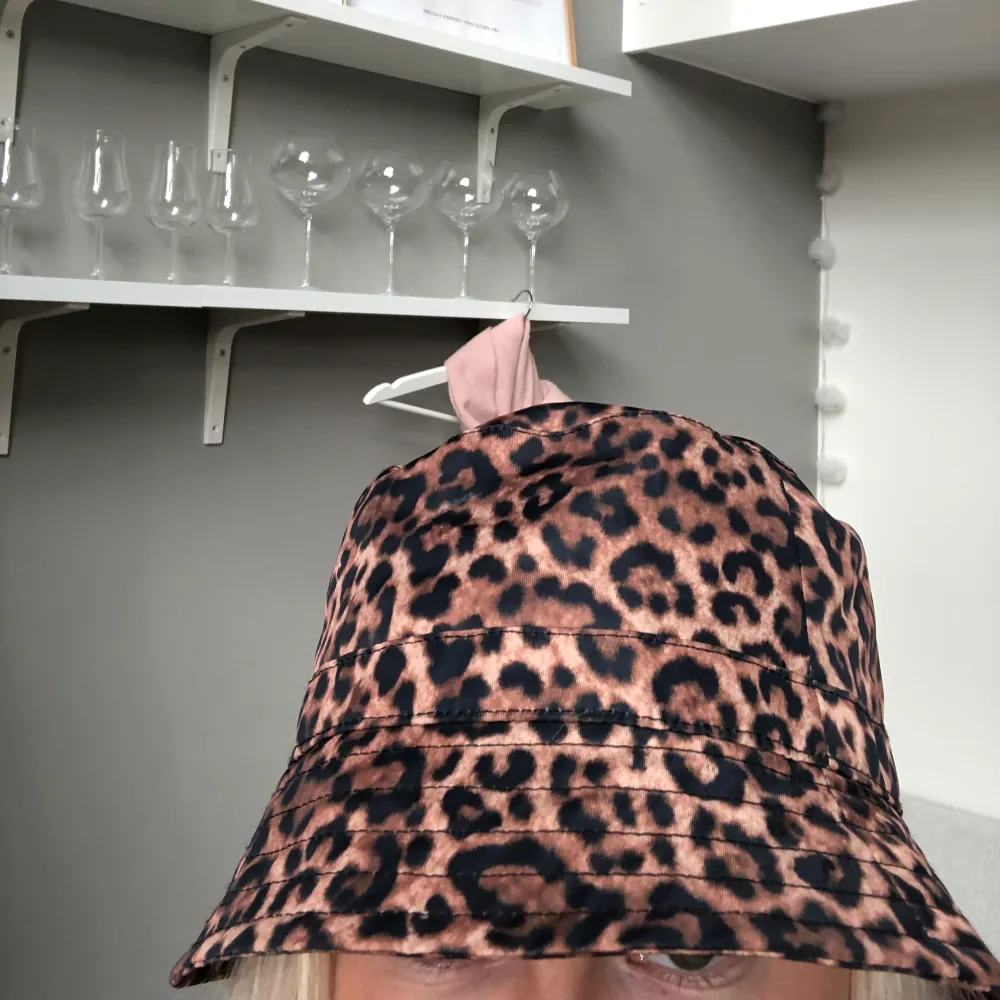 Fin hatt i leopardmönster! Bra kvalitet . Accessoarer.