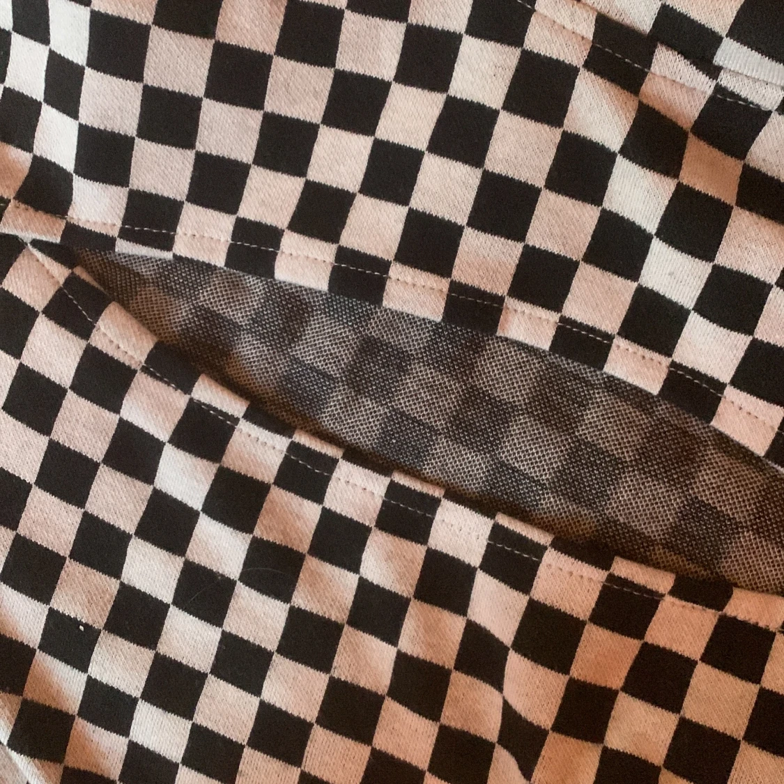 Rutig t-shirt magtröja. - 90