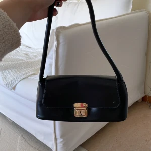 Väska - Jättefin axel väska från Shein. Aldrig använd. Möts helst upp i Stockholm men kan även skickas mot en fraktkostnad 🥰