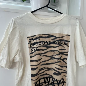 T-shirt med mönster - En lite oversized t-svidit med tryck från Gina. Använda få gånger! Storlek S och köpt för 199kr. Köp för 60kr + spårbar frakt 
