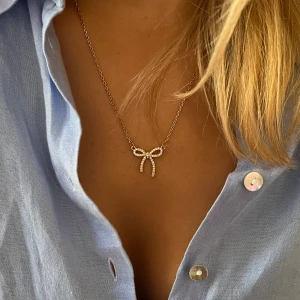 Rosett halsband - Sötaste halsbandet med guldpläterad rosett! 99kr🎀 Frakt: 15-29kr*