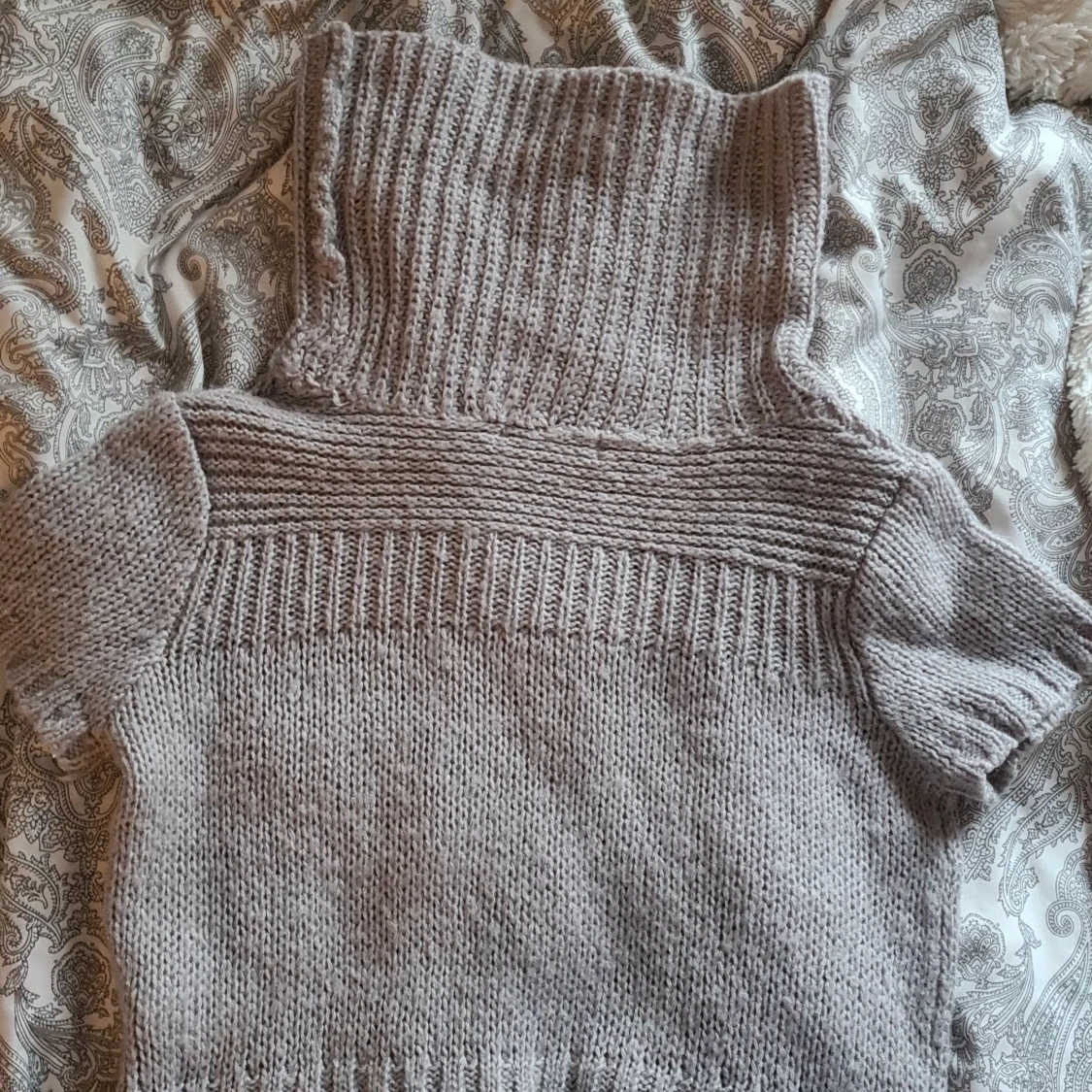 stikad grå tröja