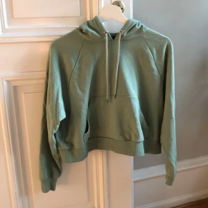 Kort grön hoodie - Kort hoodie från Monki i storlek xxs. 