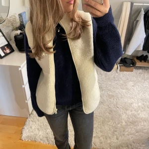 Teddy väst - Säljer denna mysiga teddy västen från Lindex. Perfekt nu till hösten!! Storlek S, köparen står för frakten 66kr spårbar 