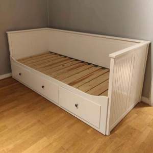 Priset kan diskuteras,  Det är en fin, skön säng med 3 st lådor som får plats med massor. Bra kvalite och har haft den i mindre än 1 år. Säljer pga flyttar ut. 