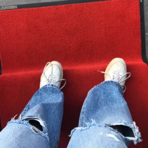 Premium denim - Ett av min favvo jeans. Så sköna och ändå ganska stretchiga. När de kommer till färgen gå på första bilden. Byxorna är ganska långa nere vid fötterna. Fickorna är super och hålen är inte för stora