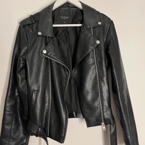 Skinnjacka  - Säljer denna svarta skinnjacka då jag har en annan som jag använder mer! Storlek s, är lite större i storlek