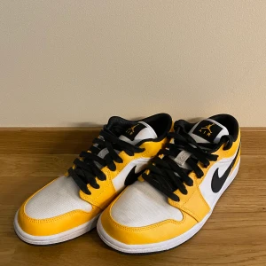 Jordan 1s low - Använda fåtalgånger av mig, köpta begagnat utan låda. Fin cond
